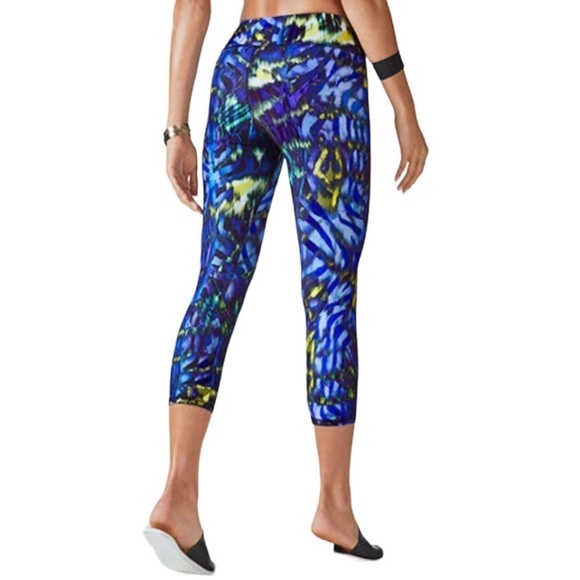 😍2/$20 Fabletics Sz S Define PowerHold® Mid-Rise Capri Electric Zebra Print - Picture 2 of 7